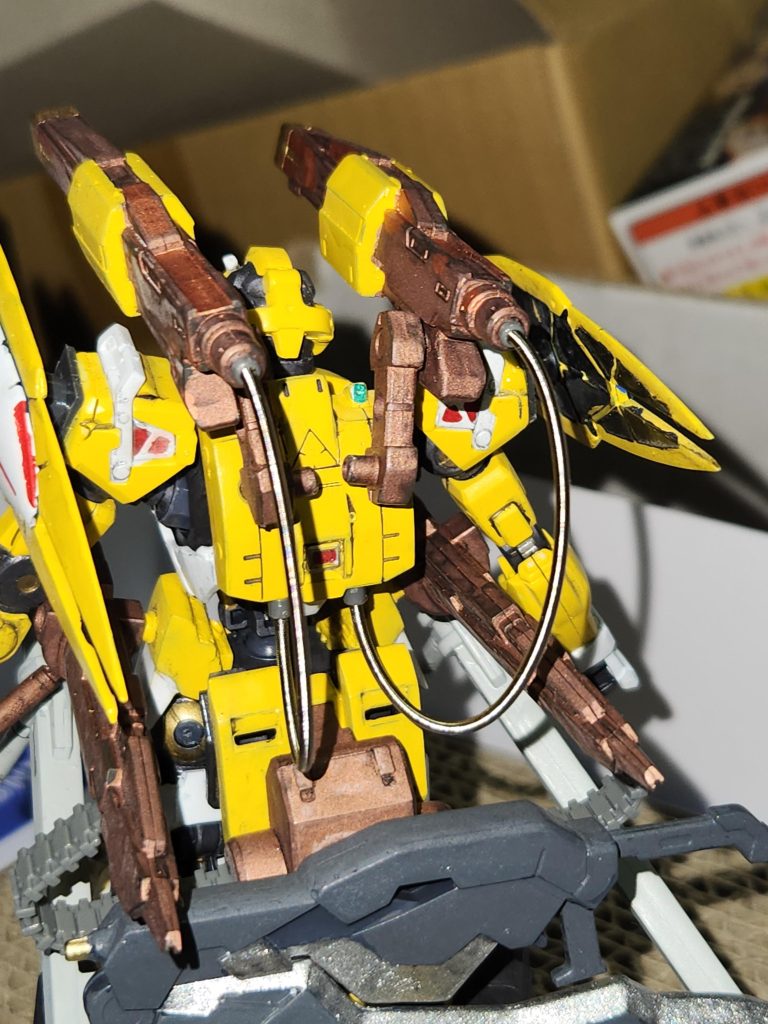 バックパックからエネルギーを供給するっていう設定を塗装後に思い付いて急遽取り付けました。