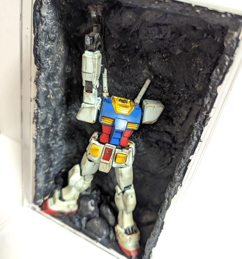 ぼちぼち段ボールの断面を埋めています。