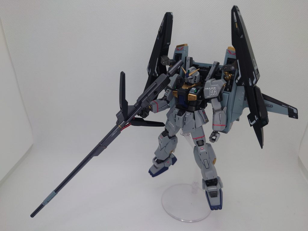 ということで合体!ロングレンジライフルの持ち手がない( サイズが合わない)ことに気づき、急遽ビルダーパーツのハンドを使用しました。…けど緩いのでマスキングテープをツメツメ(泣)