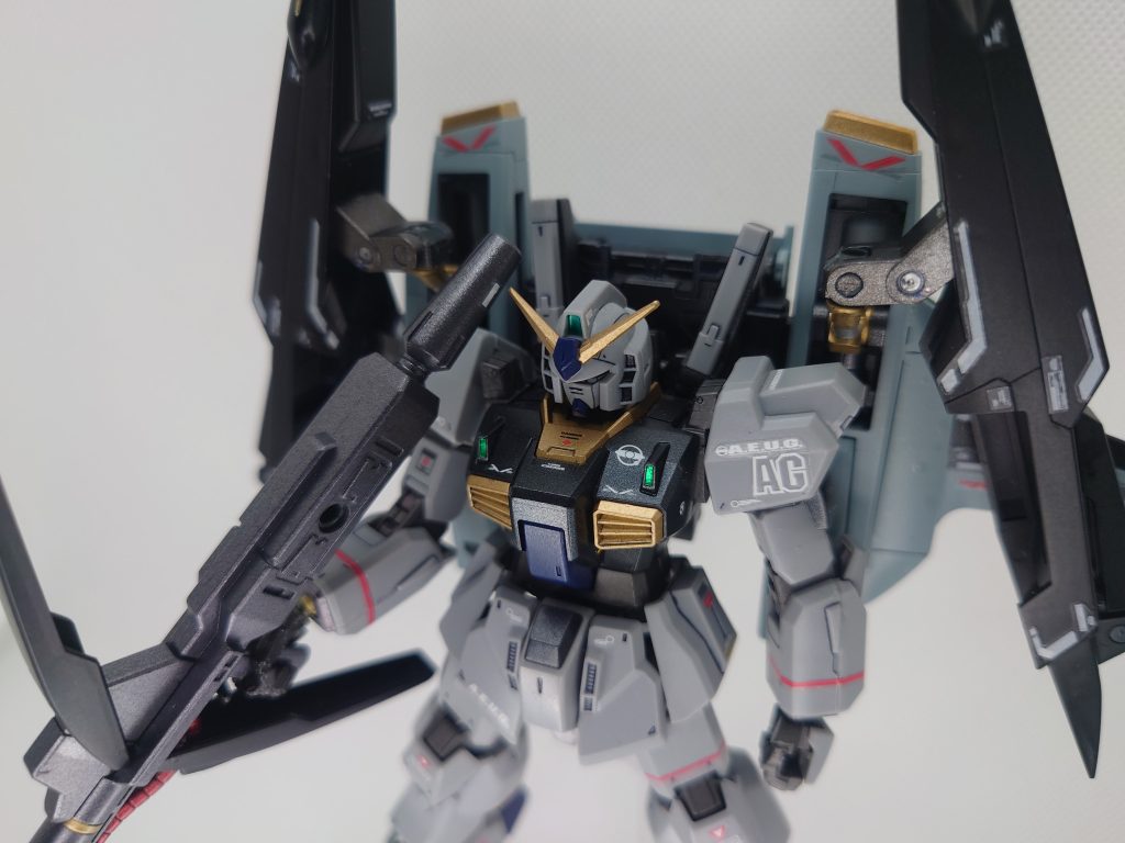 ガンダム本体とは色は違いますが、これはこれでありかな、と。シリンダーは金とシルバーで塗ったときは派手かな?と思いましたが、合わせるとそんな気になりませんでした。