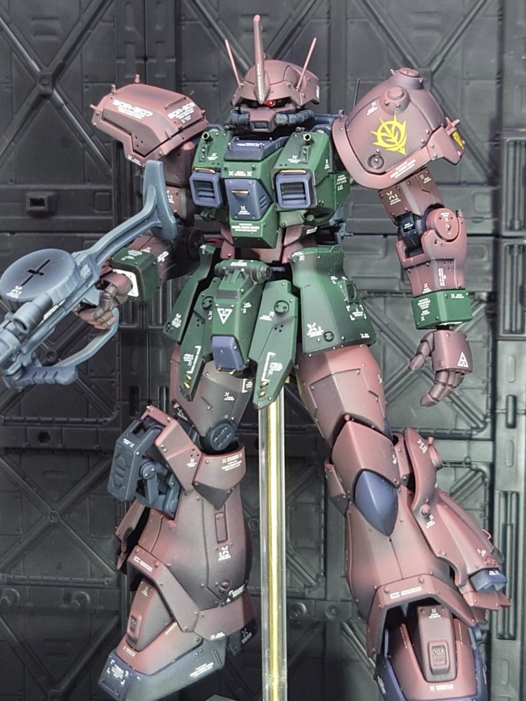 もしガルマ，ザビがイフリートに乗っていたら？という事でガルマ，ザビイメージカラーで塗装しました。当然ガルマ，ザビが搭乗するのであればフラッグシップ機になるのでしょうね?当時の一番高性能で防御力の高そうな機体になるのかな?