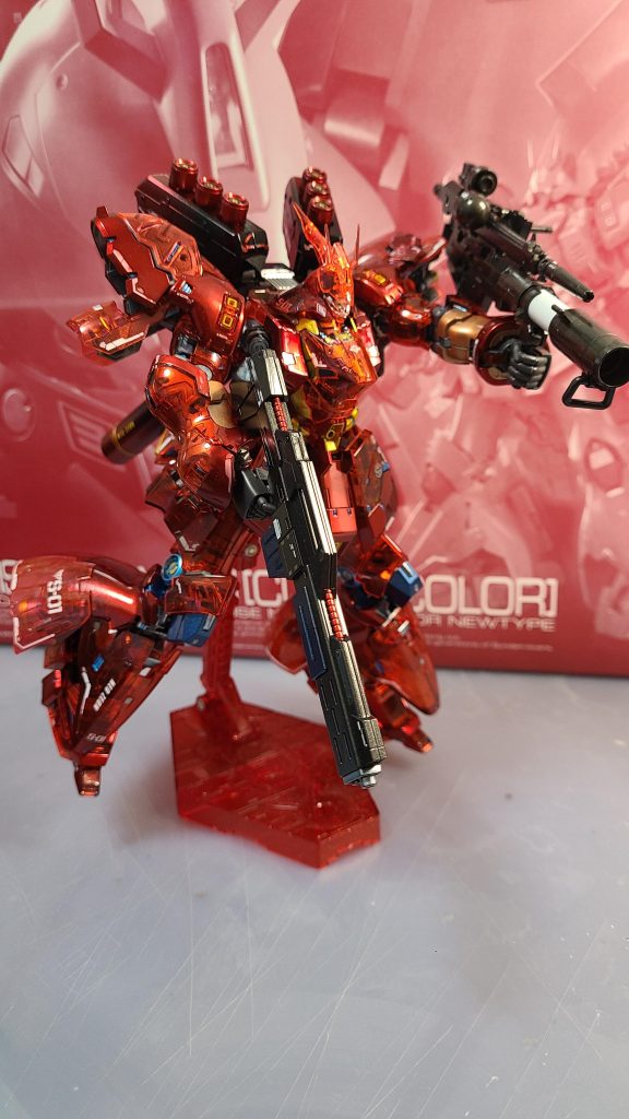 バズーカはシナンジュから借りてきました。固定できる様に、グリップ部はデバイスで穴あけてます。また今回は、クリアパーツですけど、部分的にキャンディ塗装しています。クリアパーツの透明感を生かしながら、どう塗装するか大変でしたが、イメージには近くなったかな?