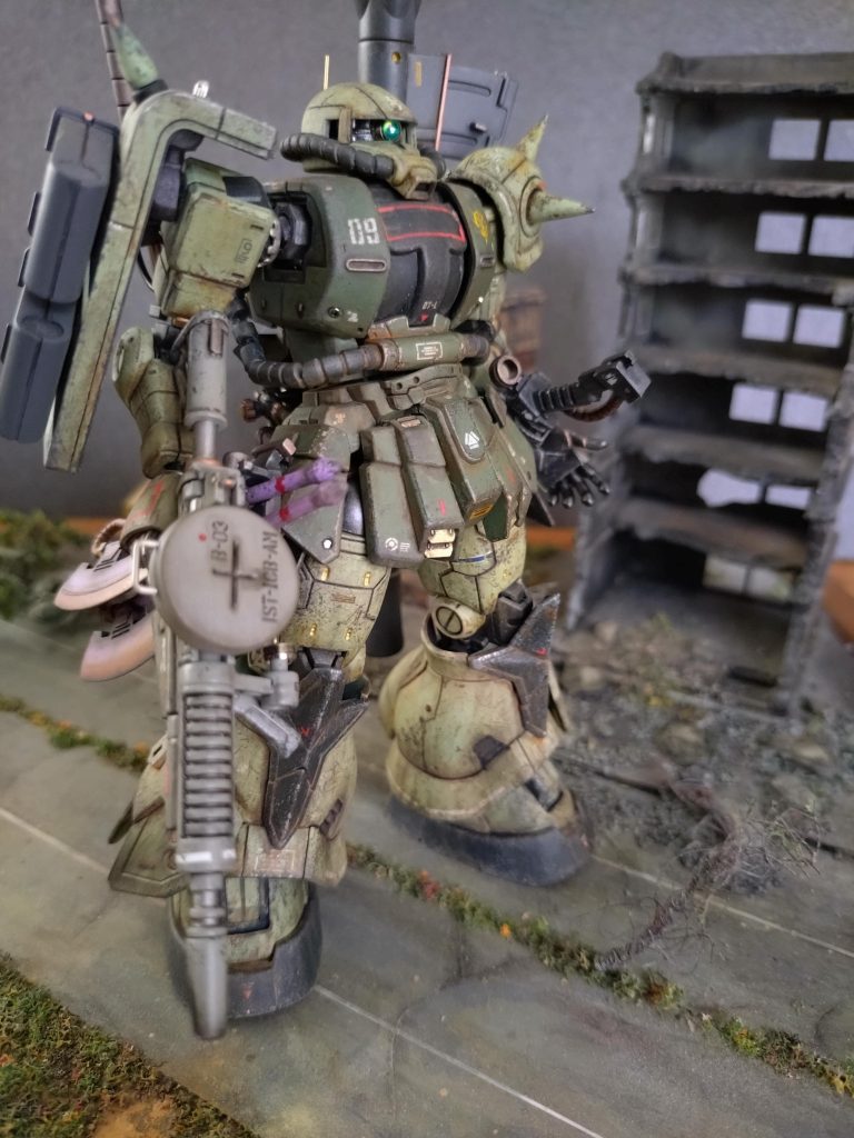 しかし、この滑りザクはカッコ良し。（そりゃ錚々たるメンバーが古風なデザインを活かしつつ1年戦争の世界観から乖離しすぎないように弄くり回したんだからカッコいいに決まってるわな…バンダイもこれでまた一儲けできるなｳｼｬｳｼｬと笑っていたんだろうな…）大人の金の匂いがするから、更に深く眠ってしまうのだと思います…