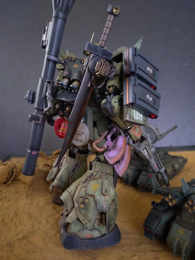 恐らく操縦の上手な人が乗る「 高機動型」なら、拠点拠点で燃料を補給しつつ目的地に向かう。その途中途中にも数々のアクシデントがあるだろうから、武器てんこ盛りの方が重宝すんだろうな…様々なシーンを空想科学しておりましたら、こんなになってしまいました…これでは重過ぎて量産型と変わらぬスピードになるでしょう…よって「高機動型の形をした並以下の機動性になったザク」になったと推測します。。。