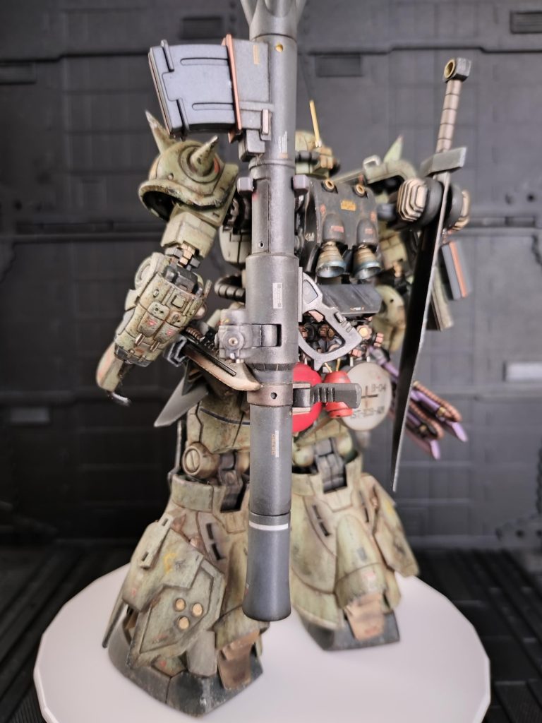 ジオン脅威のメカニズム開発費用はどこから来るのでしょうか？とあるコロニーでは資源もあるはずはなく…その開発費を稼ぐ国益は何でしょうか？色々なコロニー重機を売ったの？ダイクンが超お金持ちなの？マクベの鉱山で鬼のように金塊が取れたの？それとも消費税率90%の恐怖のコロニー…