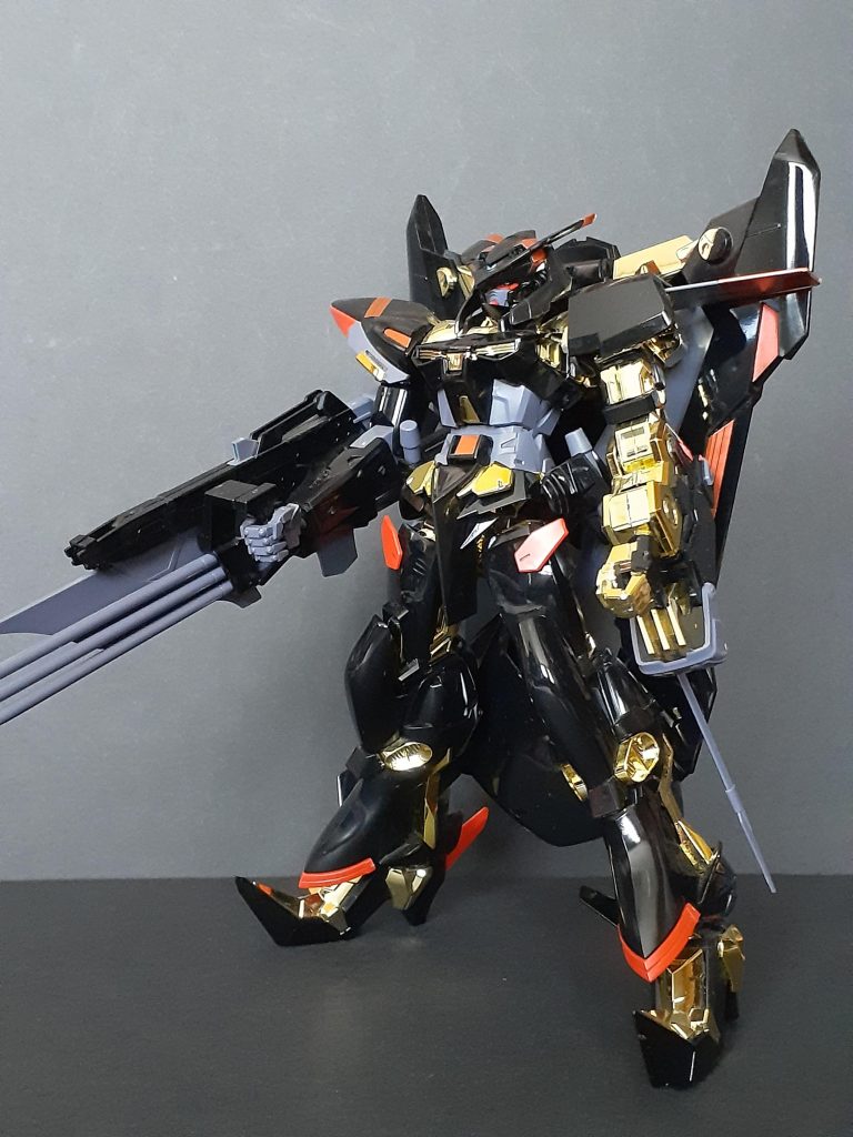 装甲がグロスインジェクション、フレームが金メッキと一般販売品としてはかなりゴージャス。まぁ赤い部分はシール多めですが……