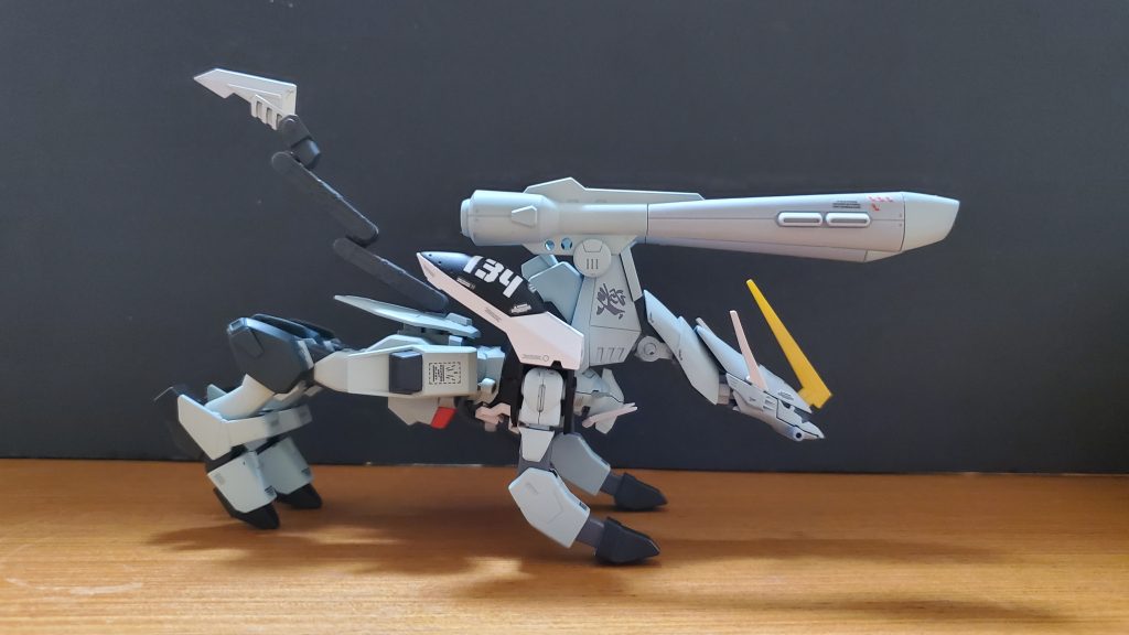 テールユニットの先に実体剣を備える。この実体剣はフェイズシフト装甲の外装自体には傷つけることは出来ないが、接触時に高速の振動及びマイクロ波により内部装甲やメカは破壊することが出来る。なお、コックピットに当てれば見た目は変化なくともパイロットは電子レンジで温められた状態になるため即死する。