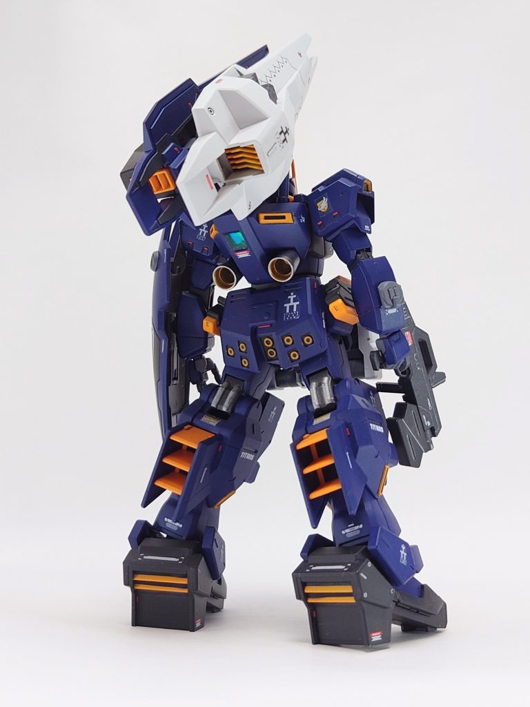 ダクト類はかなり深さがあって塗り分けし難かったです😓なのでカッティングシートの黒を使い塗り分けの手抜きをしてみました✋脛や脹脛の黄色部の中の四角もカッティングシートです😅右腕の接続穴は直接接続にしたシールドの余ったパーツを差込んで誤魔化してます🎵