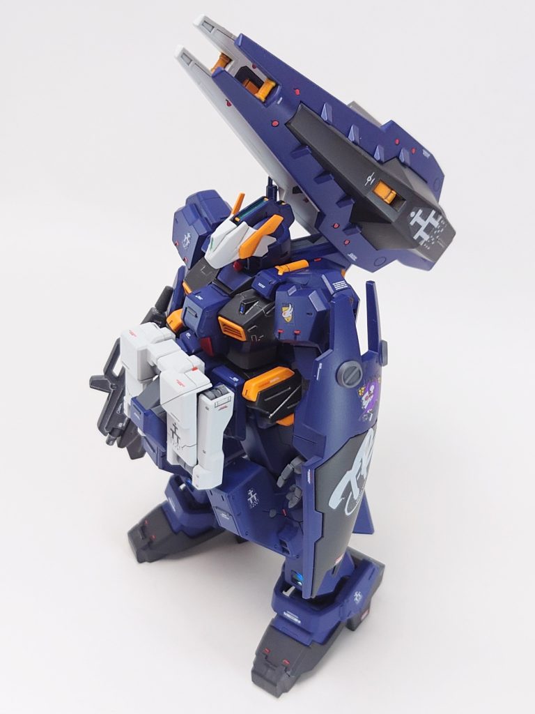 ティターンズのエンブレム類は水転写デカールを持ってないので仕方なく付属のシールを使用しました・・・出来る限り余白をカットしたのでTR-5の時よりはキレイに貼れてるかと✋付属シールは段差出るし難しいです⤵️