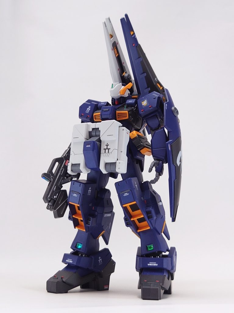 特に手を加えず素のままで作製しようかと思いましたがいつも通りちょい足しで😁スジ彫り、プラ板貼り、レッドチップ、合わせ目消し、左手シールドの取付け改造、ガンダムデカール、ラピーテープ、カッティングシート貼り、UVレジン封止、筆塗り、全塗装、スパースムースクリアで仕上げました✋