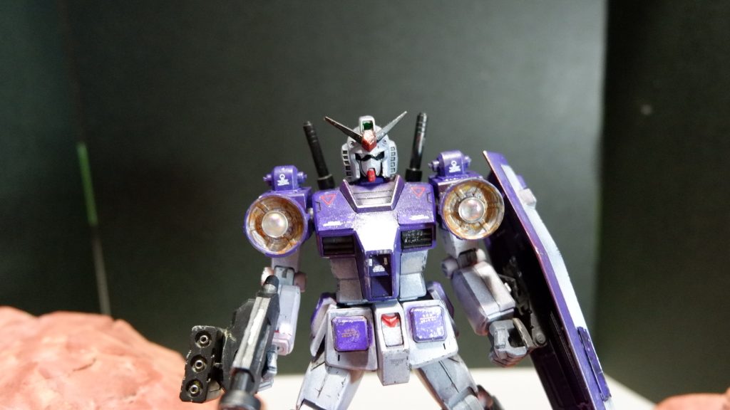 肩アーマーのこれが切り札、肩部粒子砲(テラスマッシャー)です。設計者は強殖装甲ガイバーのファンでして、単に( 胸部粒子砲)メガスマッシャーのパクリです。威力は抜群と言うことにしてあげてください。肩アーマーの上部にあるのはエネルギーアンプです。発射時は背部とお尻のバーニアを吹かさないと吹き飛びます