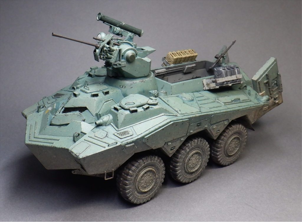 左側前方機銃室にハッチが設けられ、ペリスコープも追加されました。砲塔は無人砲塔化され、煙幕もここに集約されました。