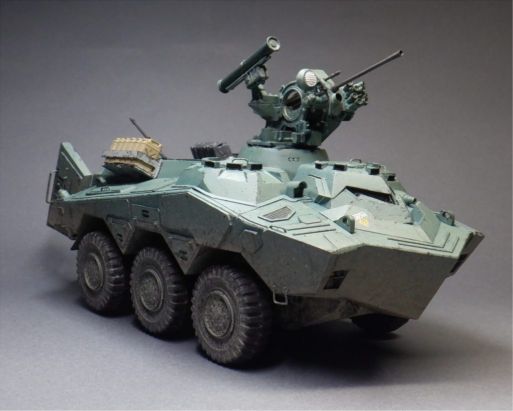 無人砲塔化した事で車長の居場所がなくなったので、車体右側に車長室が設置されました。砲の右側には探照灯と地対空ミサイルが、機関砲上部には同軸のマズラ機関銃が装備されています。