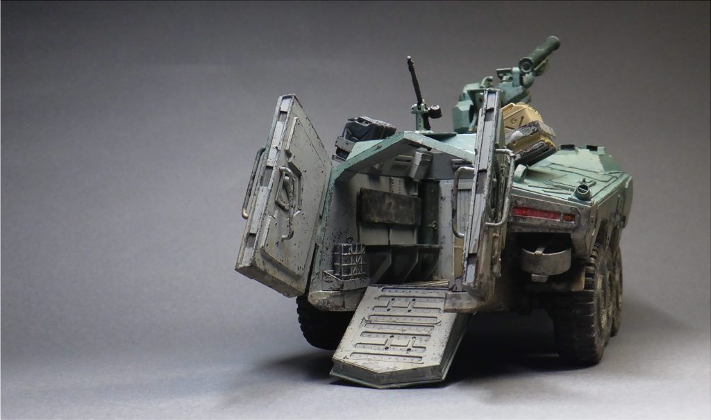 車内が見えます。この個体は天井ハッチを廃し、後向きに対空機関銃を装備しています。