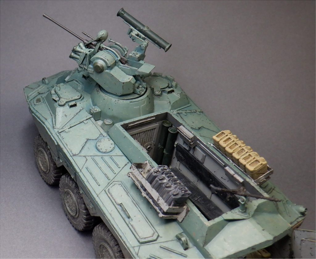 車内には予備の地対空ミサイルが見えます。片側に2発の計4発の予備を搭載。