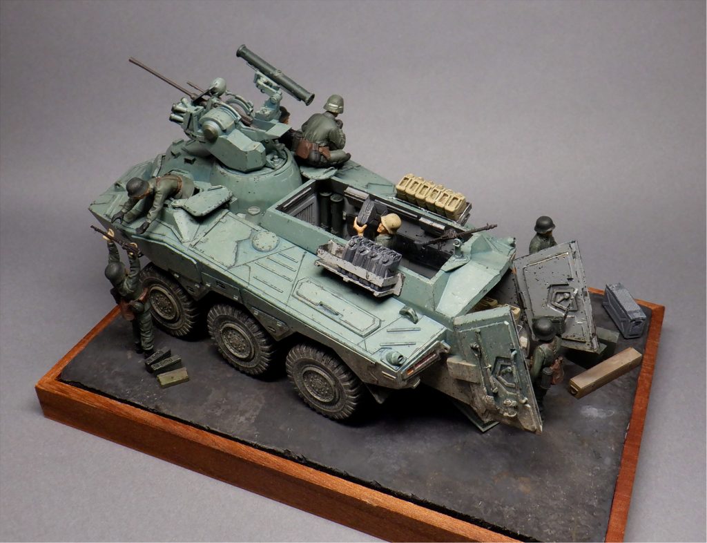 皆で色々と荷物を積み込んでいます。