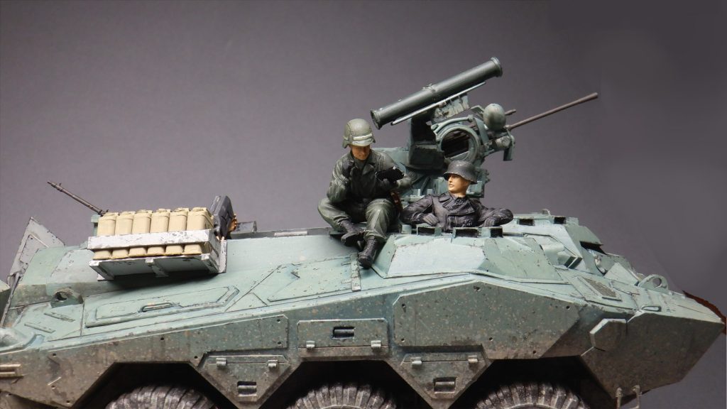 打ち合わせをする車長と分隊長。