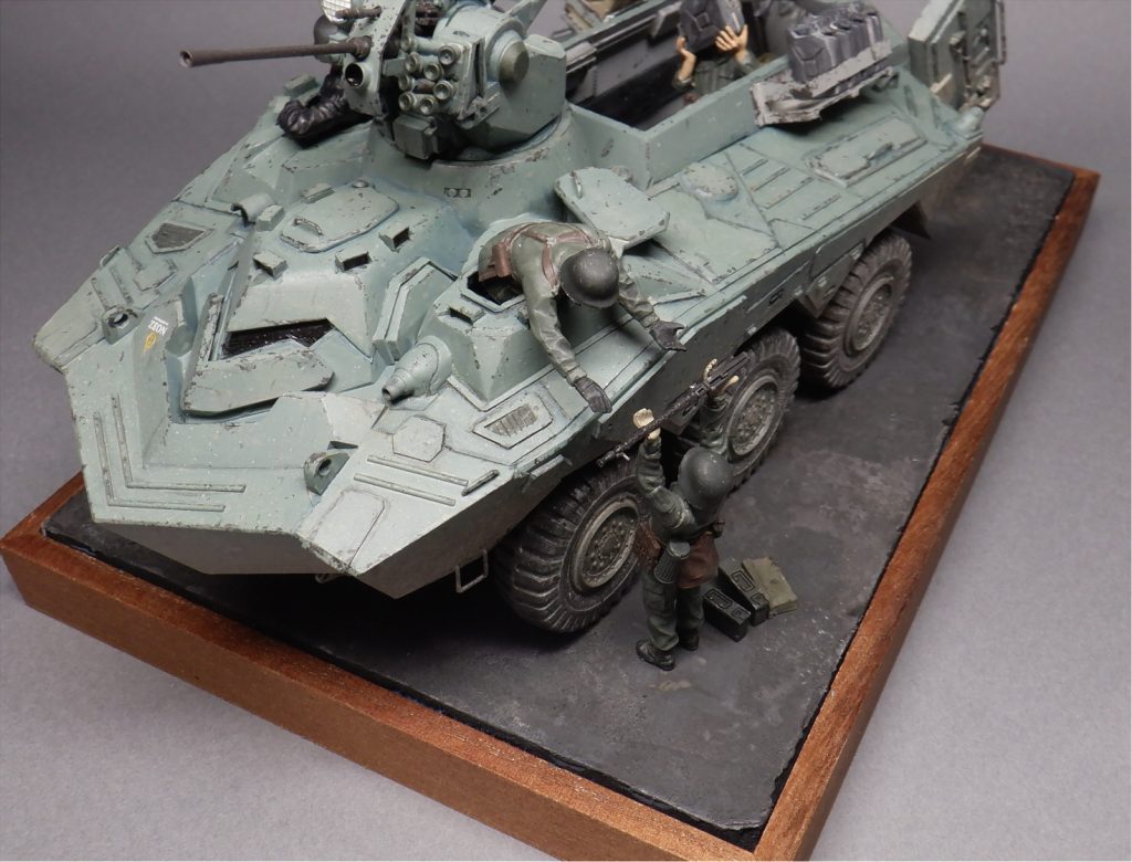 整備の終わったマズラを渡す分隊員。