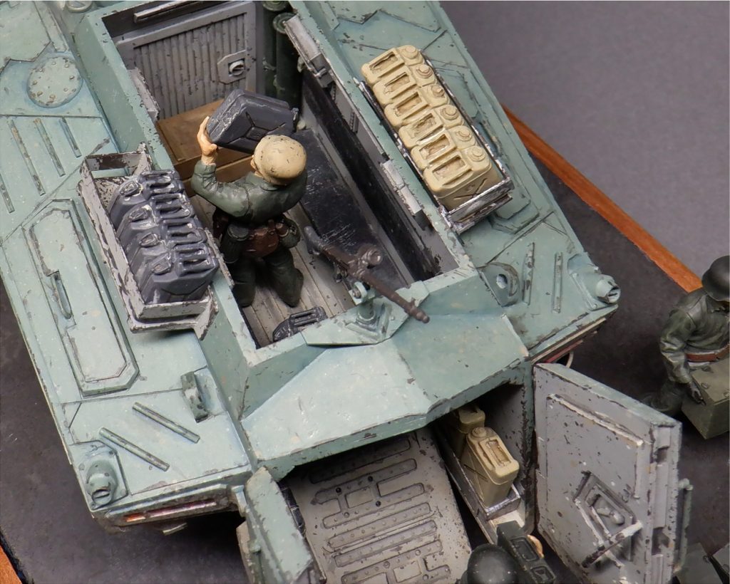 ジェリカンを積み込む兵士。彼のヘルメットだけアフリカ方面軍の色。