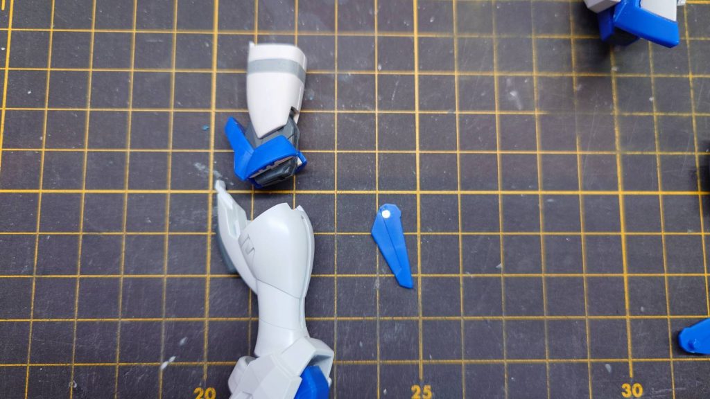 スネ部分に合わせ目が出来る為固定に問題のない太腿上部をカットし、ふくらはぎフィンはネオジム磁石をしこみ後ハメ加工としました