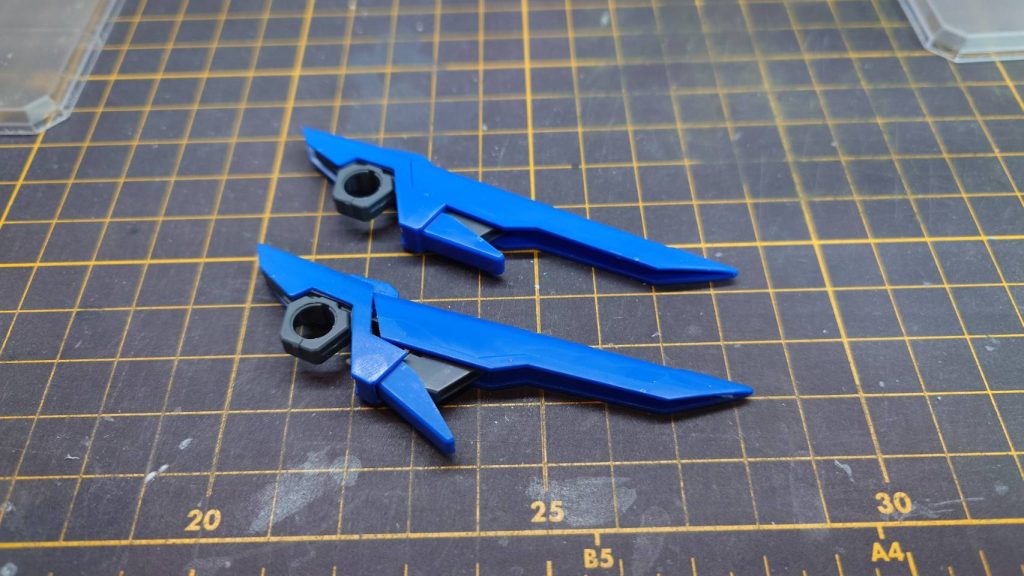 劇場版冒頭の動画を見るとスラスター部分が可動して開いているように見えたので分割し可動を追加しました。