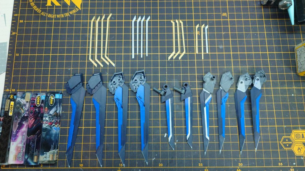 構造上紺色と青色部分の接続で分割線がでてしまうのでキットの白いラインがくるモールドをすべて削り落としプラ板で同じ形状のものを追加し分割線を消しました。