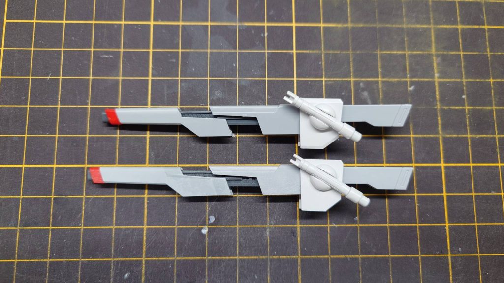 全体的に延長してるのでレールガンが短く見える為、レールガンを前を4mm、後ろを2mm延長しました。(写真は後ろがまだ延長されていません)レールガンのマウントの厚みのせいで腕が八の字に開いてしまい格好悪くなるので1度サーベルラックと腰へのジョイントを切断し両側0.5mmずつ薄くし厚みが減らした所へ再度両側ジョイントを接着しました。