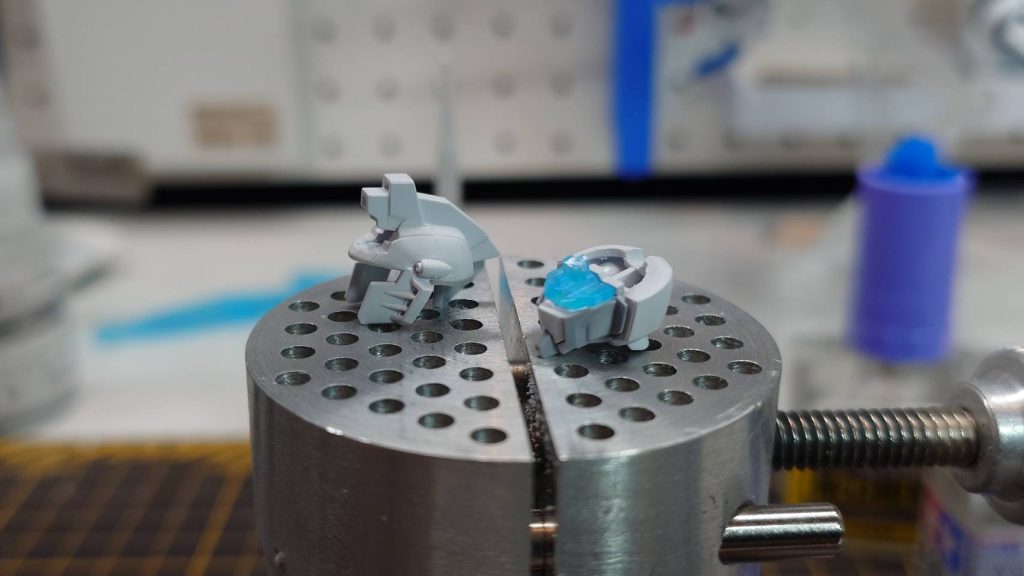 頭部バルカンをまたいで合わせ目が出来る為、分割位置を変更し、ヒサシにパテを盛りにらみが聞くようにしています、