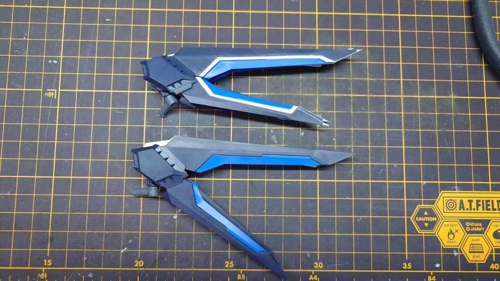 キットのままだと羽が開きすぎていたため下部を切断し可動出来るよう改修しました。