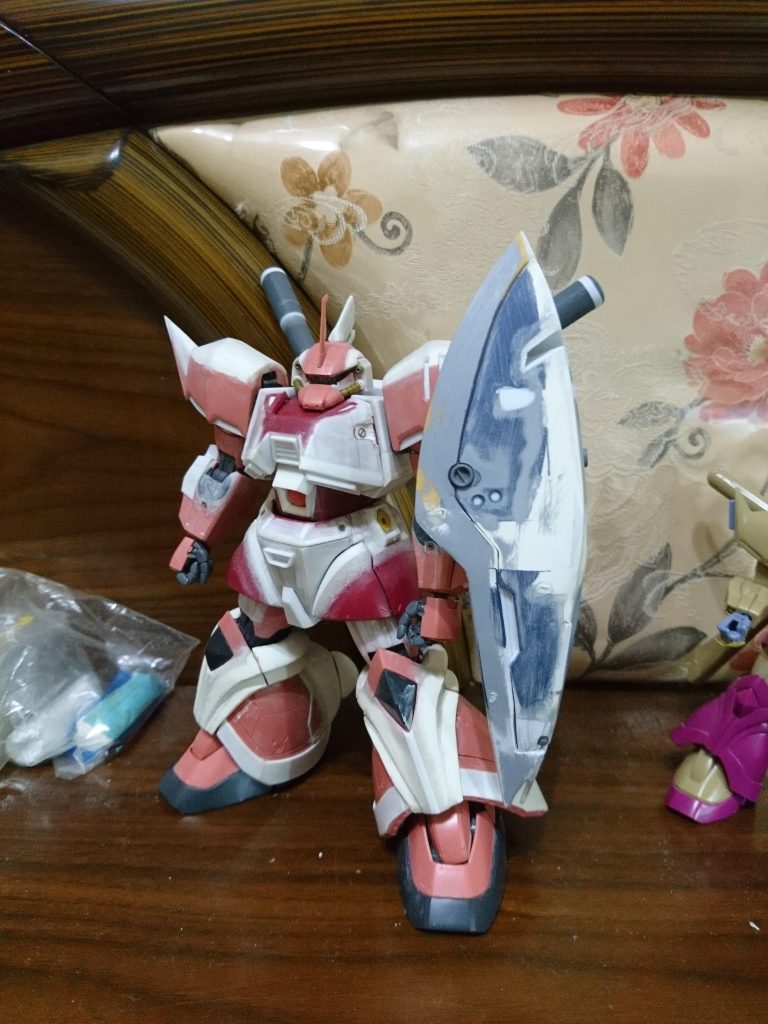 シールドも超音波カッターで1回分解して、市販パーツやディテールを追加