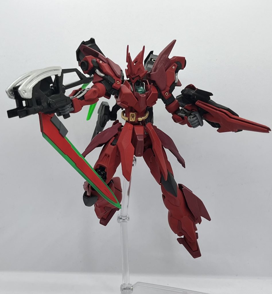 ガンフォームに変形しシームレスに射撃に移行。三つの砲門からビームを発射する。