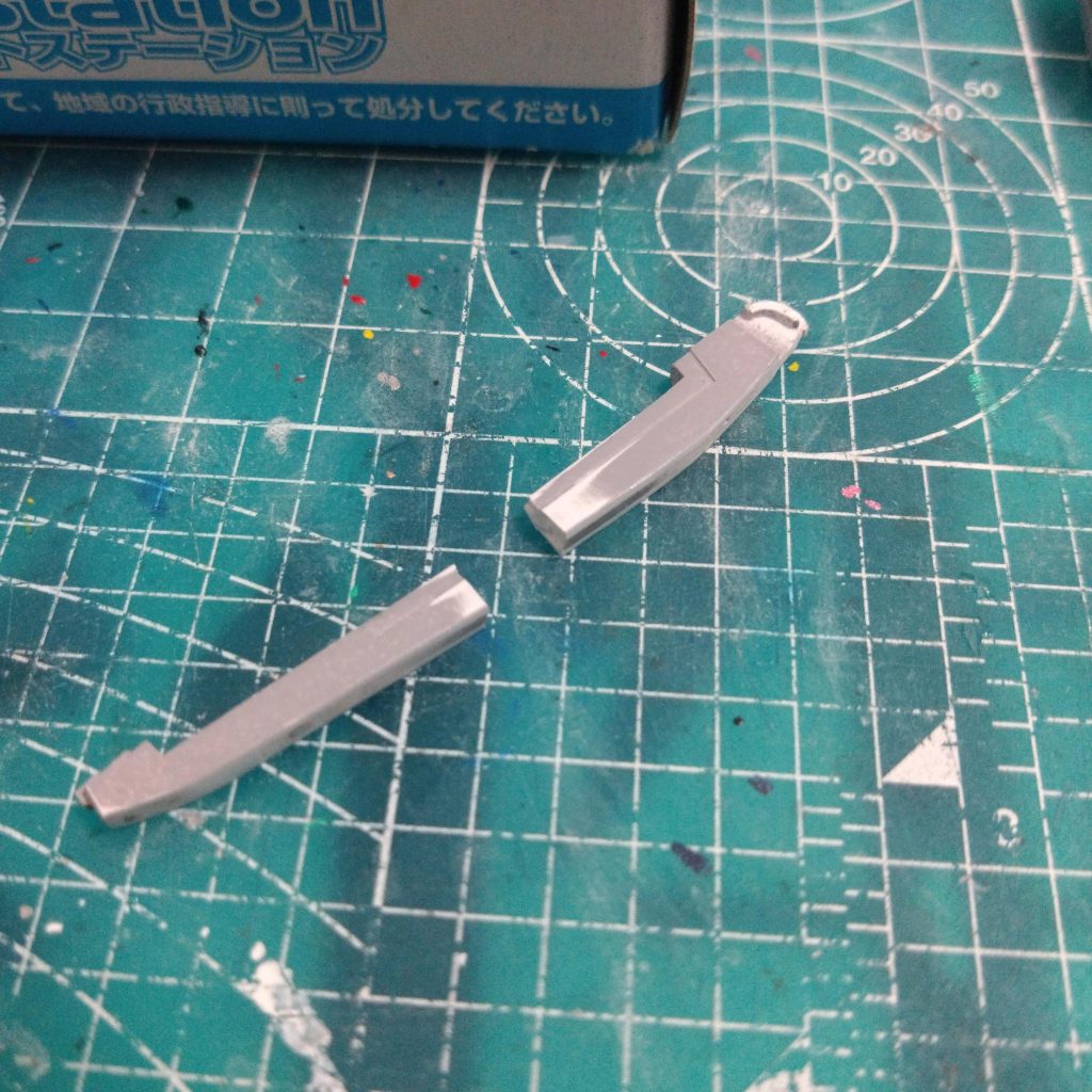 シールドブーメランのウイングですが､片側を2,3回折ってしまい､修復しています｡ここは肉抜きされていてプラが薄く割れやすいです反省点としては､しっかりスジボリをしなかったことによりスミ入れがしにくかったこととヤスリの番手が小さく塗装後に一部キズが浮きでてきたことです