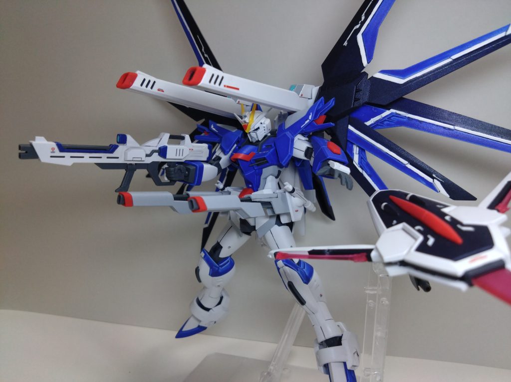 シールドにドラグーン機構を追加して飛ばしデットウェイトにならないようにしていたり､ビームシールドも装備したりと過去のフリーダムからの繋がりを感じられてフリーダム好きとしてはたまらないですね