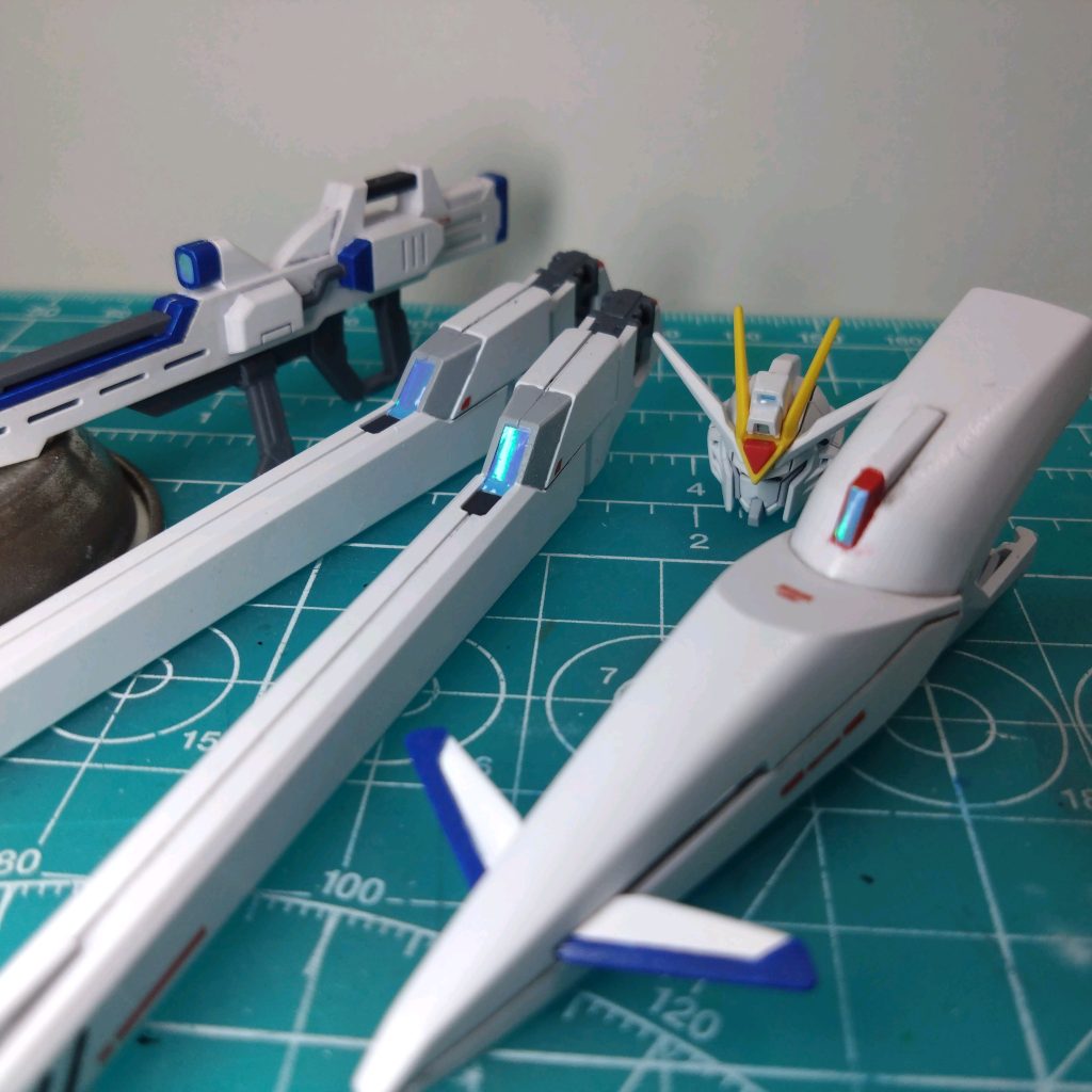 お気に入りポイントとして各センサー部にはダイソーのホログラムシールとUVレジン液で発光を再現しました｡煌めきを感じられてとても気に入っています