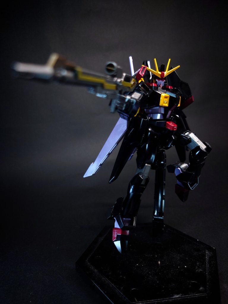 武装・必殺攻撃    MMI-GAU25A 20mmCIWS頭部に2門内蔵されたセカンドステージシリーズ共通の近接防御火器。MA形態時は頭部が格納されるため使用不可。MA-BAR71XE 高エネルギービームライフルセカンドステージ用に開発されたビームライフル。型式からセイバーのMA-BAR70を元にそれぞれの仕様にカスタムを施したとされる。ガイアのMA-BAR71XEは、ガイアがMA形態時にも右肩に装着して使用するため、特殊地形での機動戦を考慮した改良が無されている。