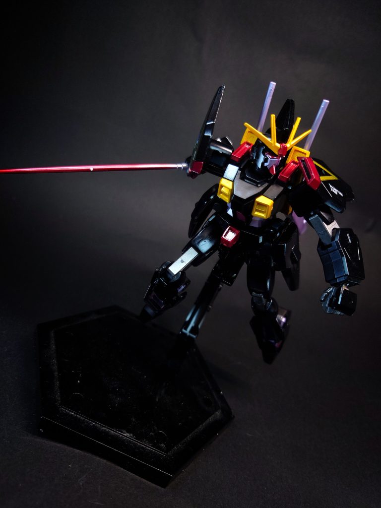 MA-M941 ヴァジュラ ビームサーベル両腰部にマウントされたビームサーベル。アビス以外のセカンドステージに装備された共通兵装。従来のミラージュコロイド技術の応用である電磁場固定法から、ユニウス条約を巡るトラブルの際に開発された新技術の一部を導入しており、より高出力を実現している。