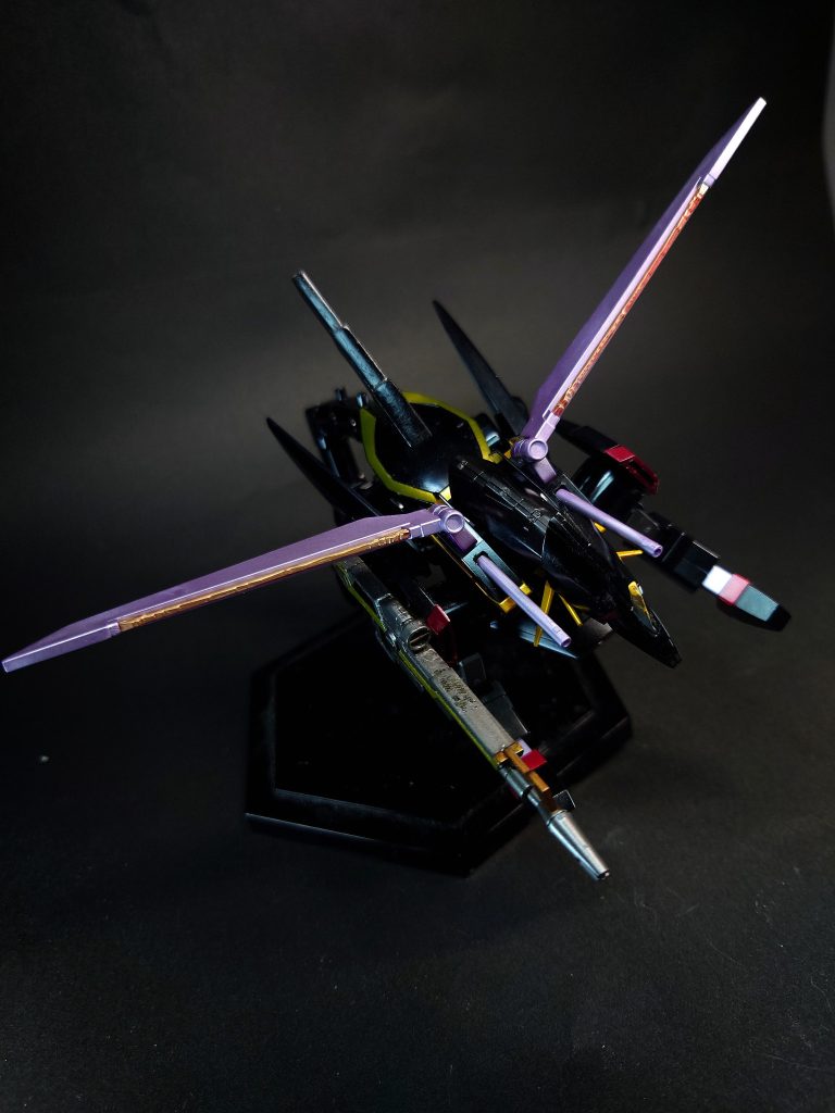 MR-Q17X グリフォン2ビームブレイド左右バーニア付姿勢制御翼の前部から発振されるビーム刃。MA形態での戦闘時、すり抜けざまに敵を両断するというかなり荒っぽい運用法を持つ兵器であり、ある意味でガイアを象徴する武装でもある。同様の装備はインフィニットジャスティスにも搭載された他、地球連合軍もこれに似た構造を持つ「MR-Q10 フラガラッハ3」を開発しており、その設計を参考にしたものと考えられている。
