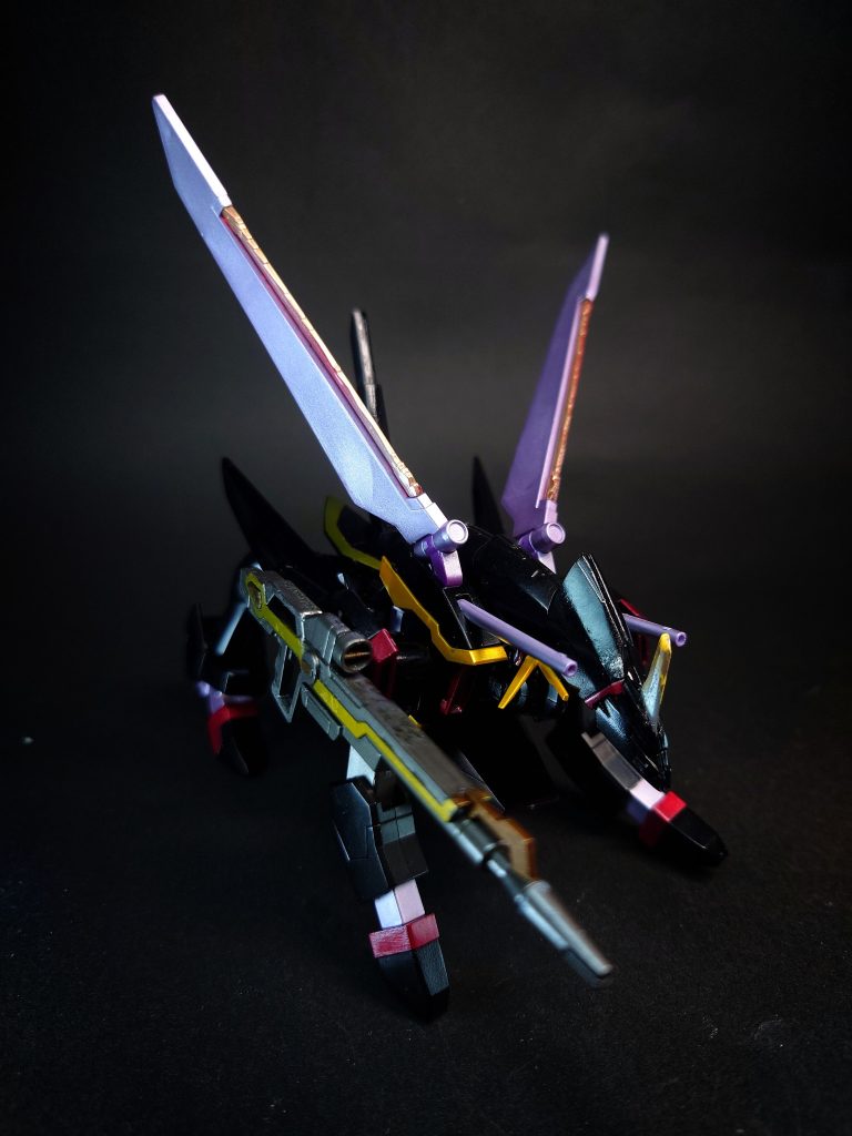 MA-81R ビーム突撃砲背部左右に装備されたアサルトビーム砲。MA形態における主力火器で、機動戦闘において高い精度を持つ。カオスの機動兵装ポッドに搭載された物の同型。