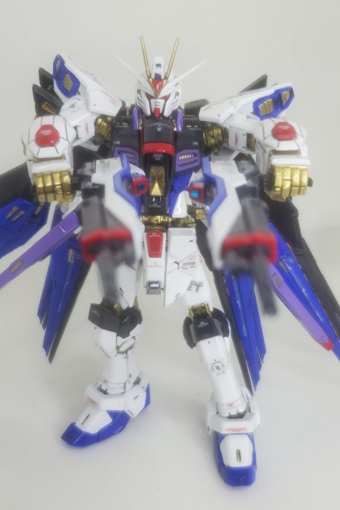 一昔前のギャングの両手持ち拳銃スタイル