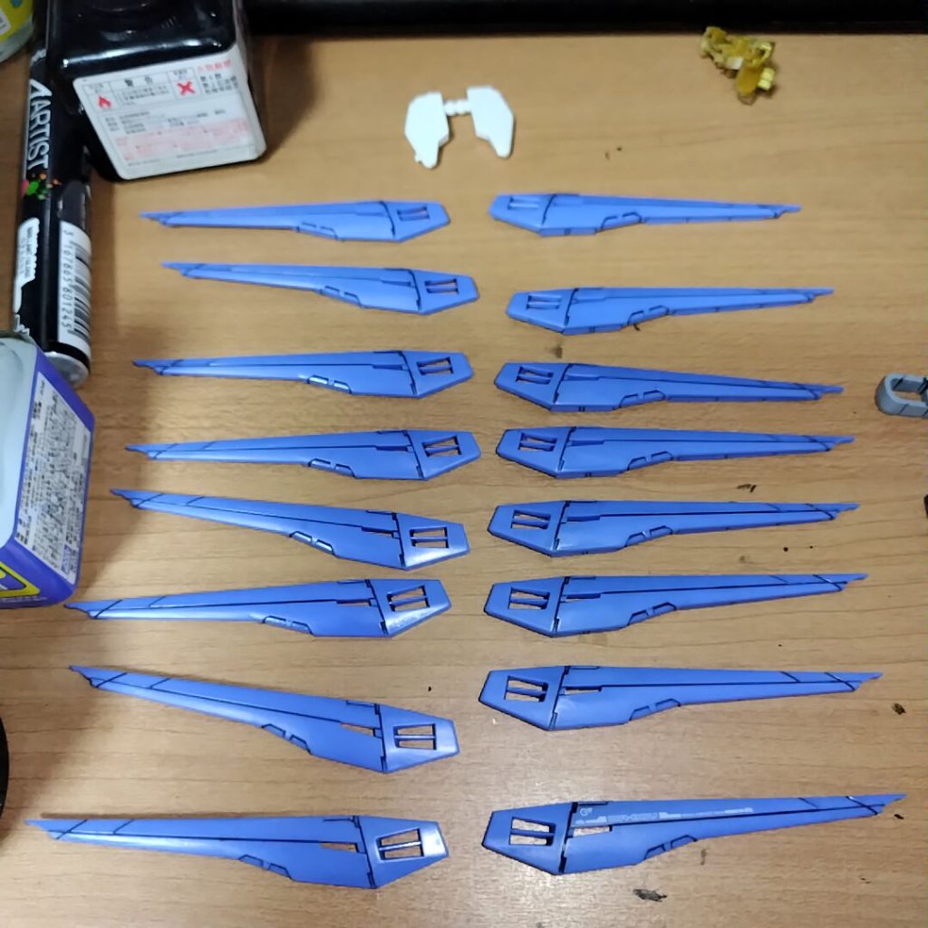 Hi-νのファンネルもきつかったけどドラグーン８基もスジ彫りデカールきつかった