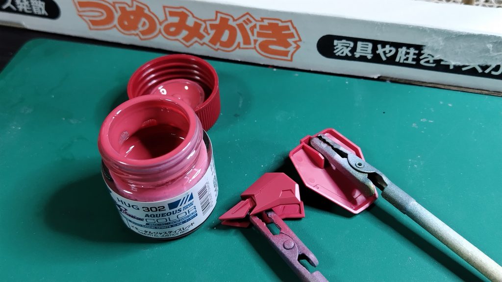 赤部は専用色の塗料を使いました。思ったほど明るく、躊躇しましたが、メーカー信じて成形色の上にエアブラシ塗装。結果、成形色よりもあまり変化なしのまま表面の質感アップして良くなりました。フリーダムとジャスティスを同時進行して共通の製作ポイントあるので、別投稿で掲示します。