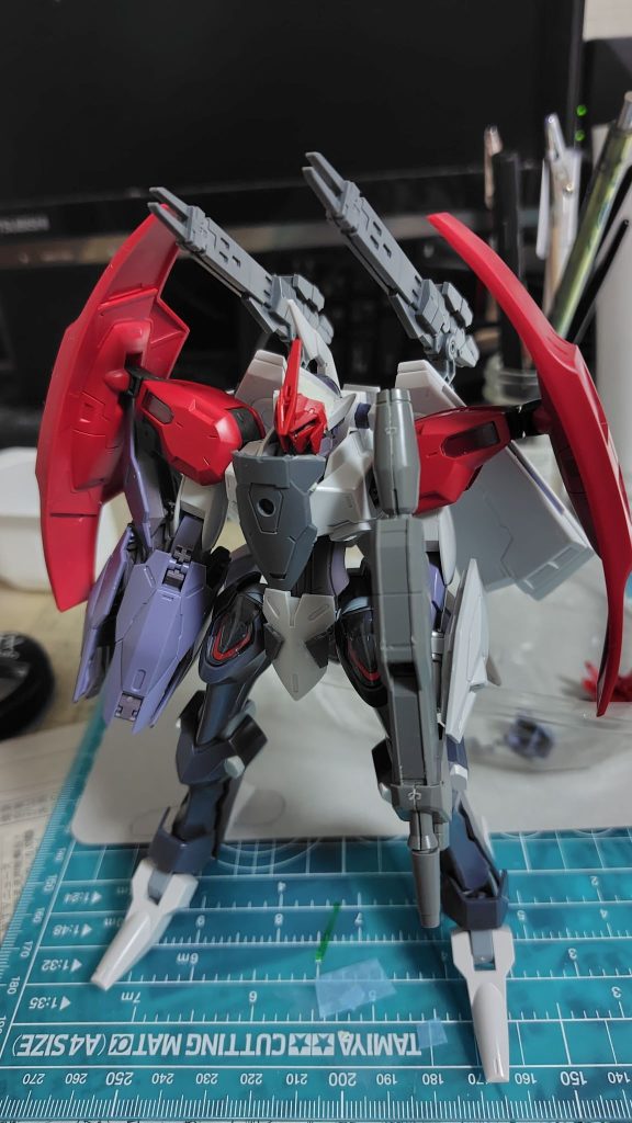 塗装前。これはこれで良かったような。ミキシングは見たまんま御三家パーツ、顔面に30ＭＭの指揮官アーマーをパテでがっちゃんこ。胸に穴開けて前作のソーンの余り（少し加工）をジョイントです色はいつもの白と金と黒鉄にミッドナイトブルー、紫部分は紫３：コバルト２：白とグレー１。