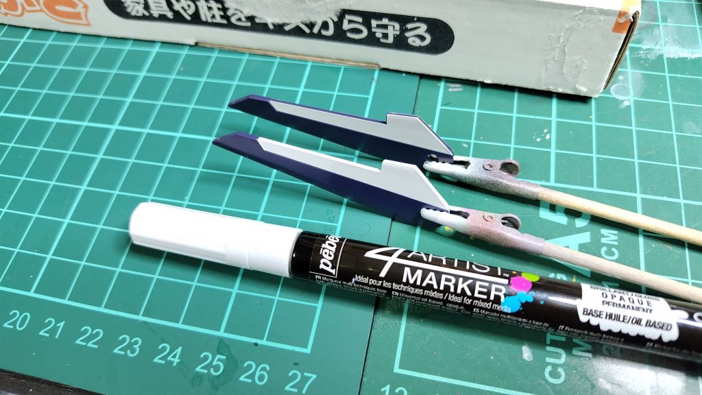 今回はシールを惜しみなく使いました。シールの欠点はシール以外の部分は当然成形色のままですが、白に関しては、ガイアノーツの4アーティストマーカー白を使いました。さっと塗れて隠ぺい率もたかく、シールにはみ出ても全然気にならないので、効果抜群でした！今後もこの手法、活用します。半光沢クリアを吹くともう色がちがうだけの同一部品になります。