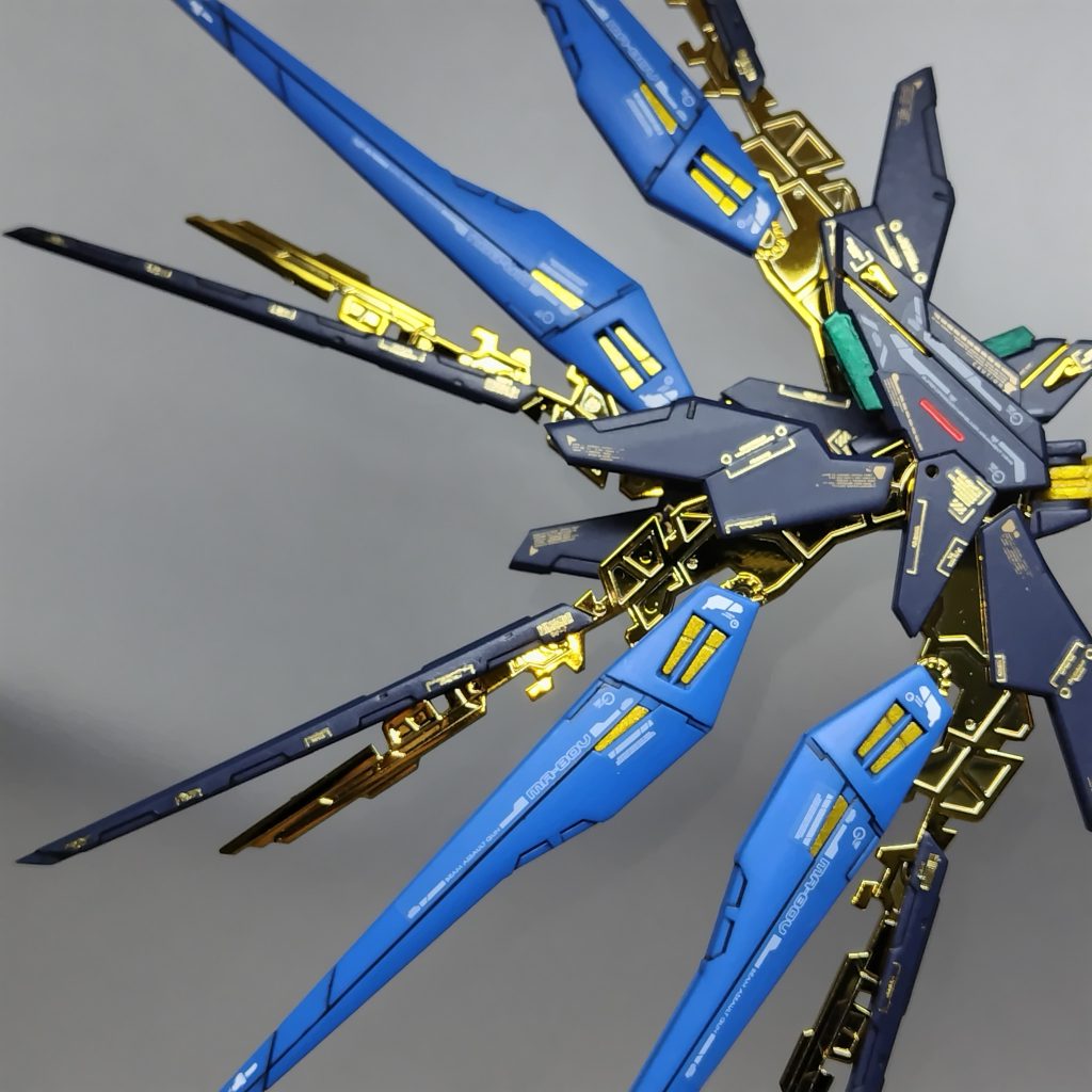 ドラグーン展開まぶしい箔押しゴールドのデカールを随所に使用し先っぽまで情報追加メッキパーツに取り付ける際指紋をつけたくなくて100均でポリ手袋買って組み立てました（笑）