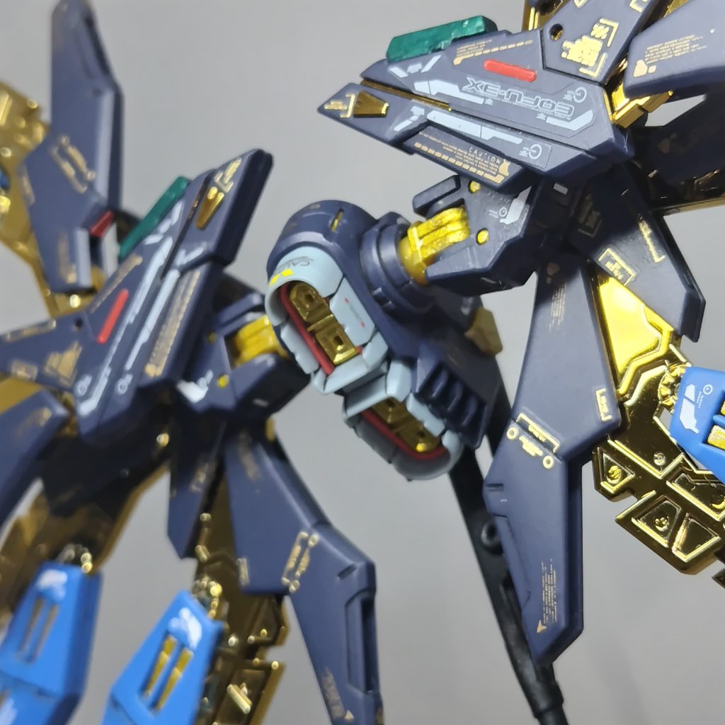 付属のリアリスティックデカールと市販のデカールを使いひたすら情報量追加＋失敗隠しをしています。