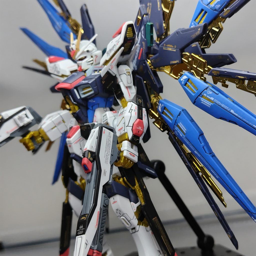 横面胸部周りにハイライトっぽい白デカールを貼り付けたり、肩のスラスター、腕部、ビームライフルにも黒塗装をしデカールを貼り付け。