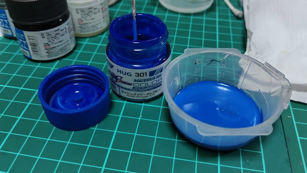 塗装は青部と関節およびフレーム、装甲裏、各部部分塗装、墨入れです。 青はライジング専用の塗料。成形色よりも明るく感じます。エアブラシで吹き付けるとほぼ成形色と同じになりました。