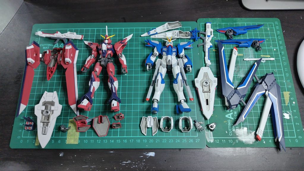 装甲裏はエナメル塗料のメタリックグレイです。はみ出してもふき取り修正が簡単だからです。ちなみに、フリーダムの腰の赤いパーツは製作中のどこかに無くしました…いずれ部品購入かプラバン自作で補います。映画を見た後にワクワクしながら作りました。最後までご覧いただきありがとうございました。