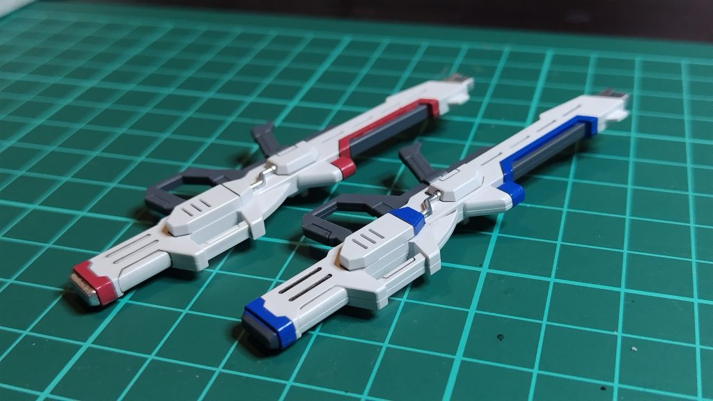 ビームライフルについてもシールを使い、成形色で残ってしまう箇所は、専用色の塗料で頑張って塗装。これもうまくいきました。