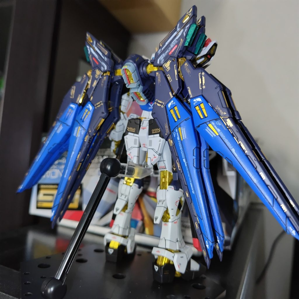 背面ドラグーンの内部も光沢と外装をつや消しと分けたのでいい感じに光が反射して納得の出来に。デカール地獄でモチベーションのあがった時にしか出来なかったのでかなり時間がかかりました。